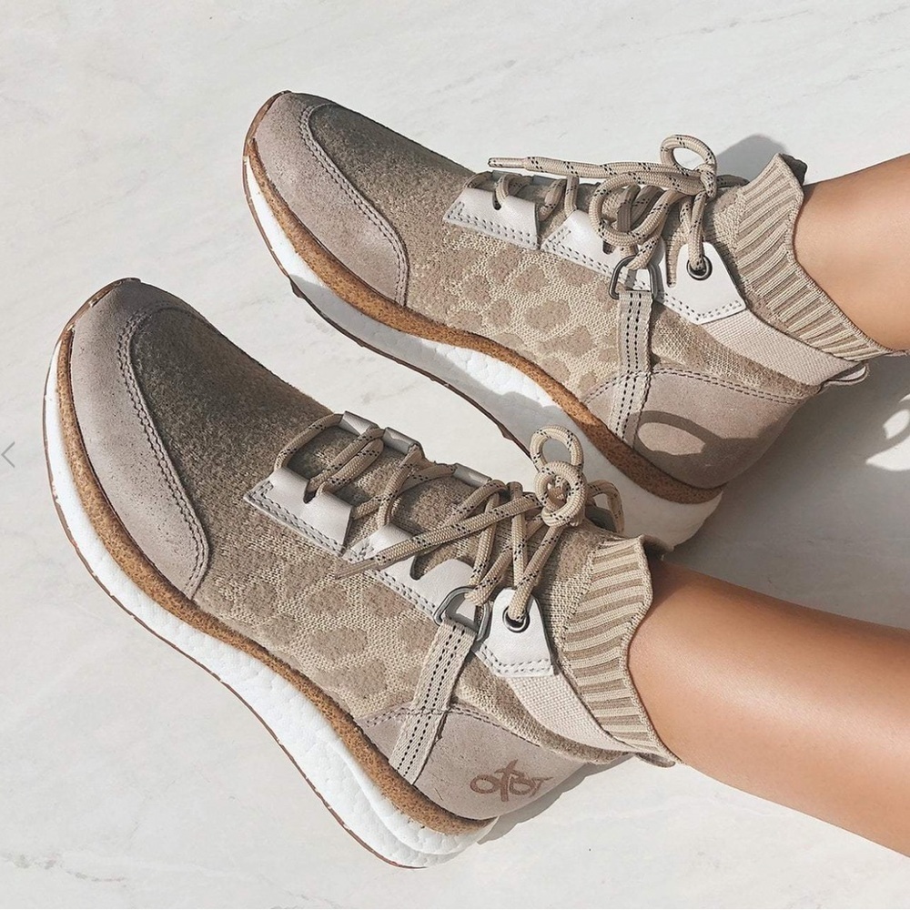 Women’s OTBT HYBRID SNEAKERS IN KHAKI- Size 6.5